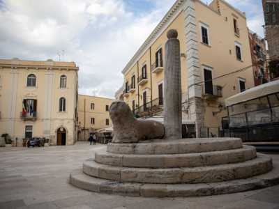 Il complesso scultoreo � posto su una piattaforma concentrica dotata di quattro gradini...